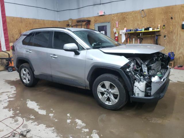 4T3R6RFV9LU001371 - 2020 TOYOTA RAV4 XLE SILVER photo 4