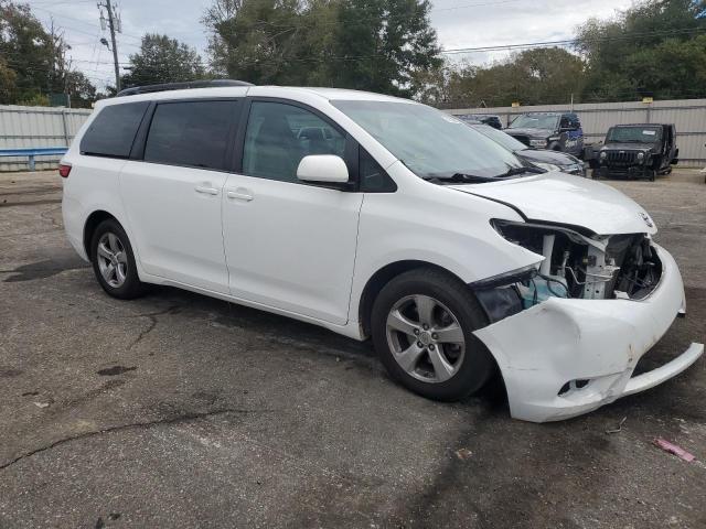 5TDKZ3DC2HS845798 - 2017 TOYOTA SIENNA LE WHITE photo 4