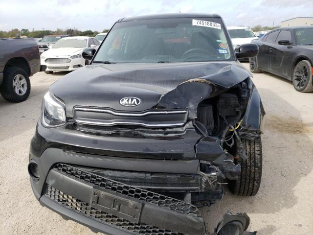 KNDJN2A21J7590770 - 2018 KIA SOUL BLACK photo 5