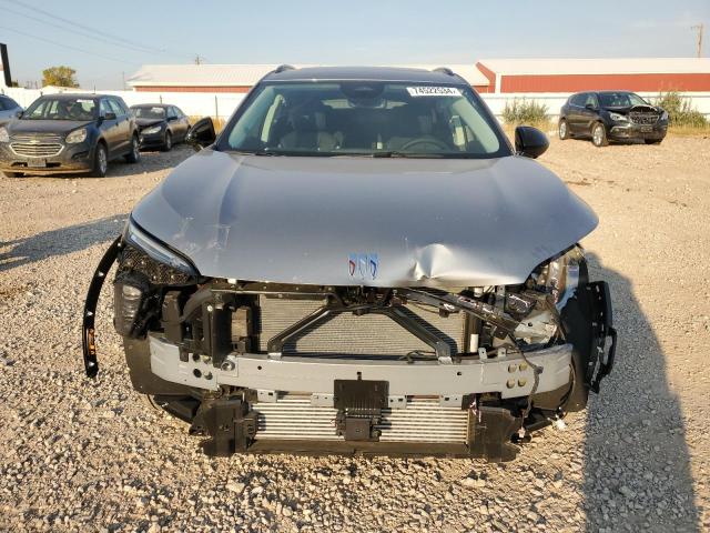 LRBFZPE4XRD044063 - 2024 BUICK ENVISION ESSENCE ნაცრისფერი ფოტო 5