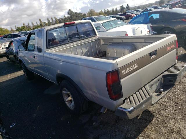 1N6DD26S7WC373390 - 1998 NISSAN FRONTIER KING CAB XE SILVER photo 2