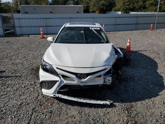 4T1S11AK1PU097204 - 2023 TOYOTA CAMRY SE NIGHT SHADE WHITE photo 5