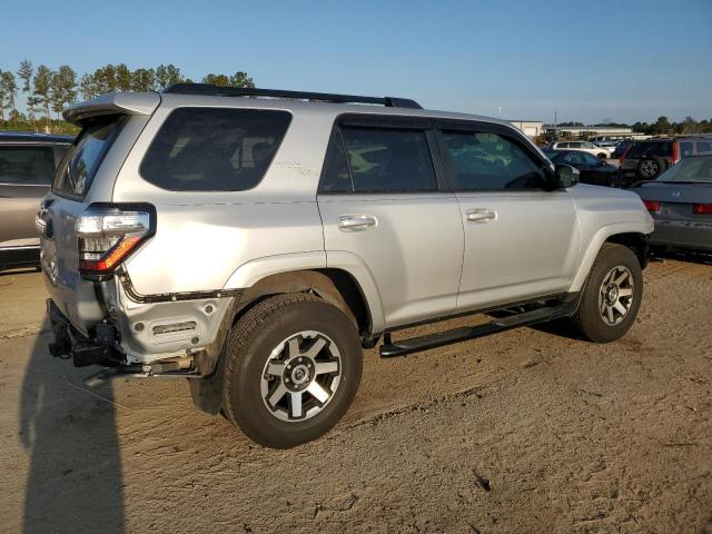 JTEPU5JR9P6100601 - 2023 TOYOTA 4RUNNER SE SILVER photo 3