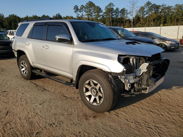 JTEPU5JR9P6100601 - 2023 TOYOTA 4RUNNER SE SILVER photo 4