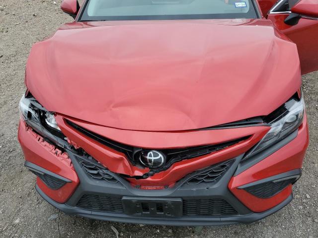 4T1G11AK1NU070393 - 2022 TOYOTA CAMRY SE RED photo 11