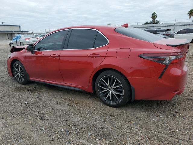 4T1G11AK1NU070393 - 2022 TOYOTA CAMRY SE RED photo 2