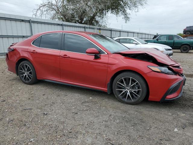 4T1G11AK1NU070393 - 2022 TOYOTA CAMRY SE RED photo 4