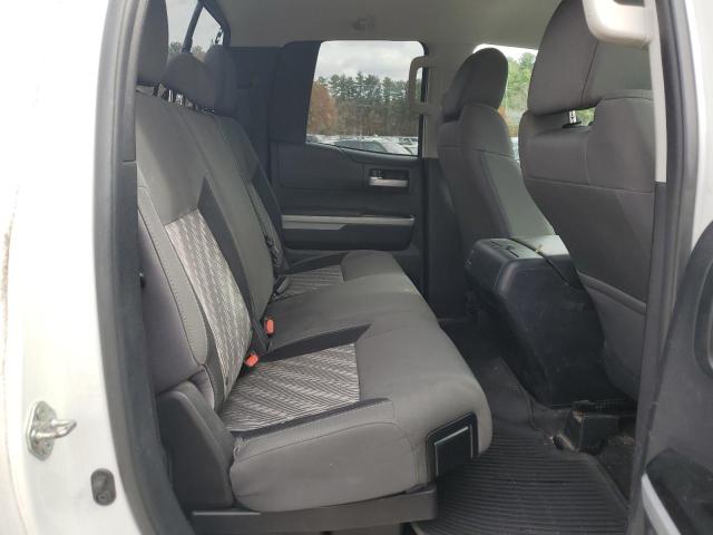 5TFUY5F10JX693510 - 2018 TOYOTA TUNDRA DOUBLE CAB SR/SR5 WHITE photo 10