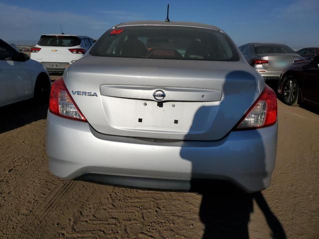 3N1CN7AP4JL833410 - 2018 NISSAN VERSA S SILVER photo 6