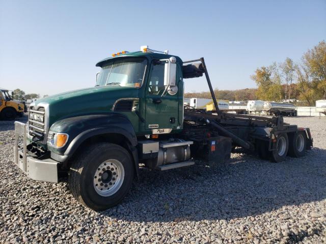 1M2AG11C95M022038 - 2005 MACK 700 CV700 GREEN photo 2