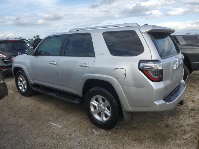 JTEZU5JR3J5188261 - 2018 TOYOTA 4RUNNER SR5 SILVER photo 2