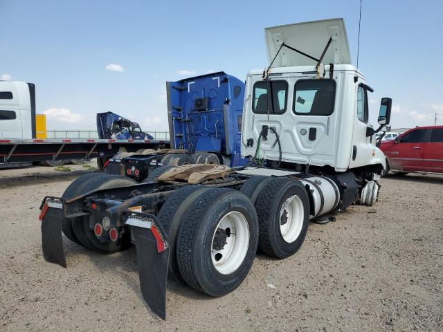 3AKJGEDV1HSJG9868 - 2017 FREIGHTLINER CASCADIA 1 WHITE photo 4