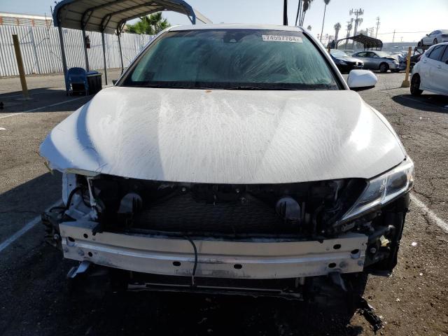 4T1B11HK9JU636066 - 2018 TOYOTA CAMRY L WHITE photo 5