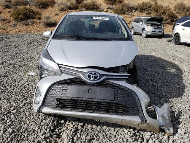 VNKKTUD34FA022931 - 2015 TOYOTA YARIS SILVER photo 5