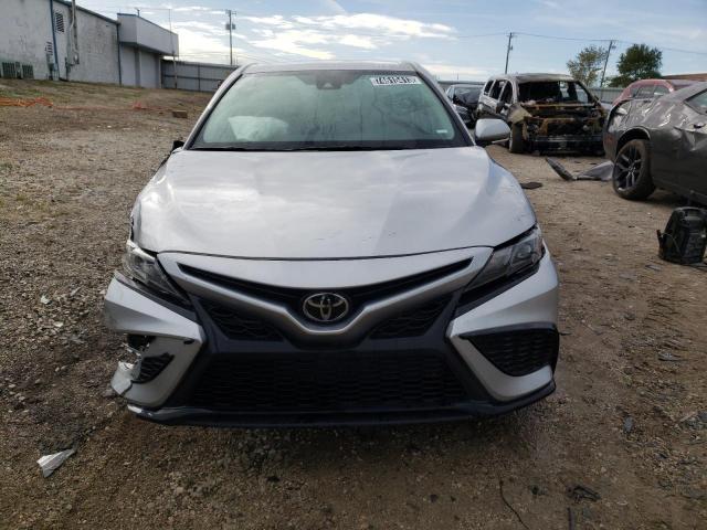 4T1G11AK3PU729626 - 2023 TOYOTA CAMRY SE NIGHT SHADE SILVER photo 5