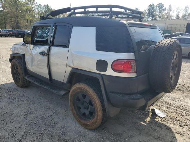 JTEZU11F570017869 - 2007 TOYOTA FJ CRUISER SILVER photo 2