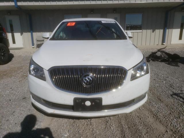 1G4GB5G32GF174337 - 2016 BUICK LACROSSE WHITE photo 5