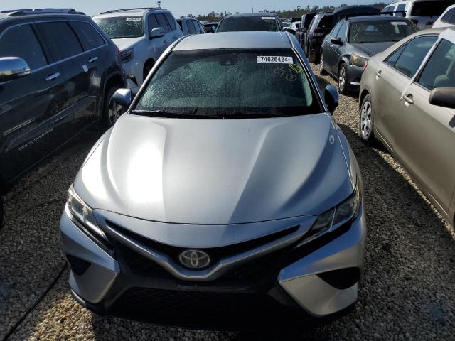 4T1B11HK3JU532737 - 2018 TOYOTA CAMRY L SILVER photo 5