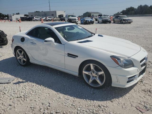 WDDPK3JA9GF118093 - 2016 MERCEDES-BENZ SLK 300 WHITE photo 4