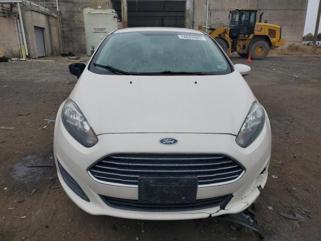 3FADP4BJ2JM124382 - 2018 FORD FIESTA SE WHITE photo 5