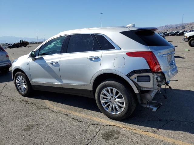 1GYKNBRS8JZ220827 - 2018 CADILLAC XT5 Silber Foto 2