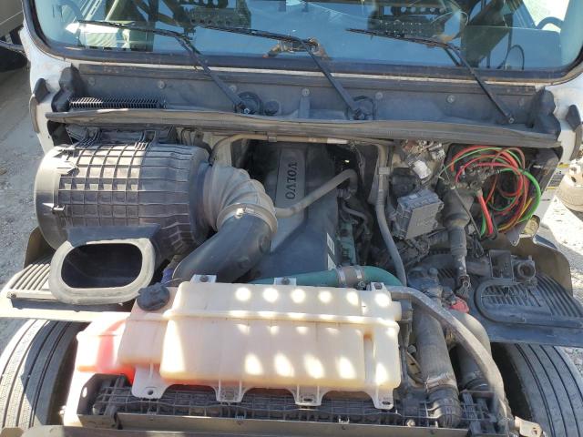 4V5RC9EH8JN996637 - 2018 VOLVO VAH WHITE photo 7