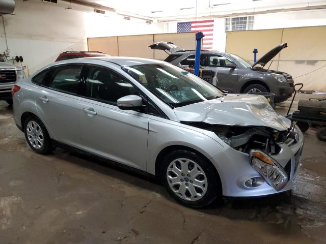 1FAHP3F28CL311595 - 2012 FORD FOCUS SE SILVER photo 4