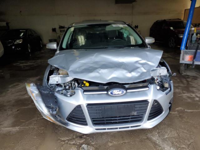 1FAHP3F28CL311595 - 2012 FORD FOCUS SE SILVER photo 5