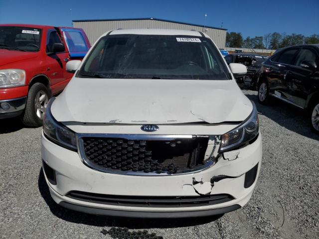 KNDMB5C14H6268121 - 2017 KIA SEDONA LX WHITE photo 5