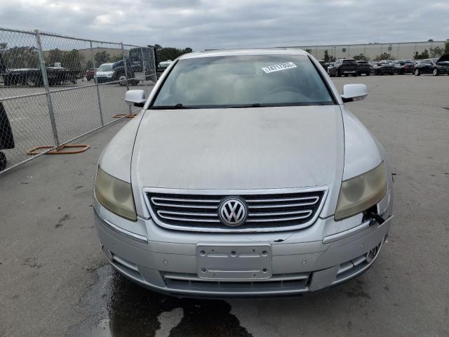 WVWAF93D058001258 - 2005 VOLKSWAGEN PHAETON 4.2 SILVER photo 5