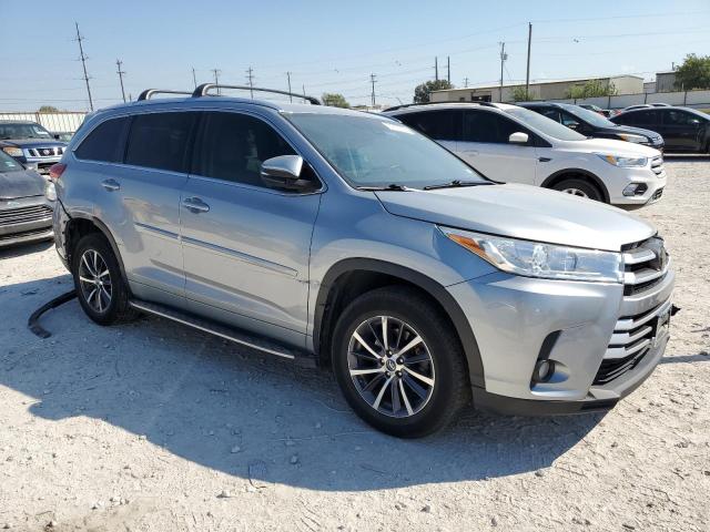 5TDKZRFH6HS193327 - 2017 TOYOTA HIGHLANDER SE SILVER photo 4