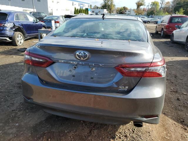 4T1F11BK0MU020058 - 2021 TOYOTA CAMRY XLE GRAY photo 6