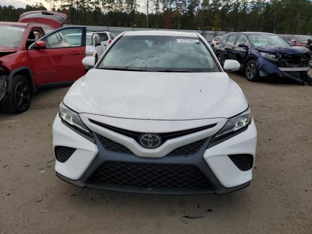 4T1B11HK5JU592860 - 2018 TOYOTA CAMRY L WHITE photo 5