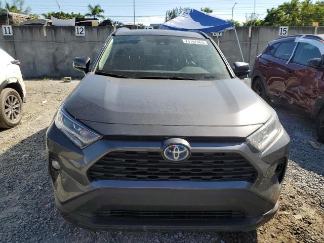 4T3RWRFV0MU046300 - 2021 TOYOTA RAV4 XLE GRAY photo 5