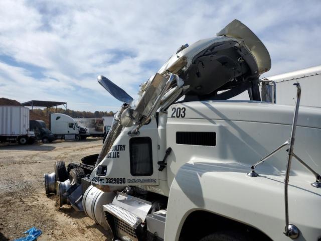 1M1AN07Y8JM028060 - 2018 MACK 600 CHU600 WHITE photo 9