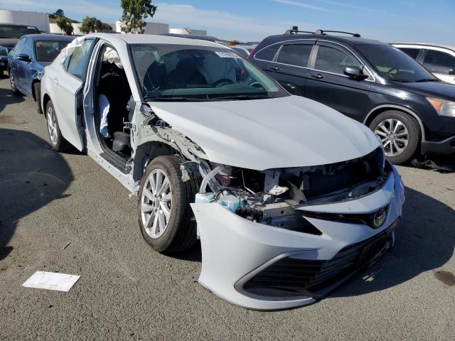 4T1C11AK5NU014245 - 2022 TOYOTA CAMRY LE WHITE photo 4