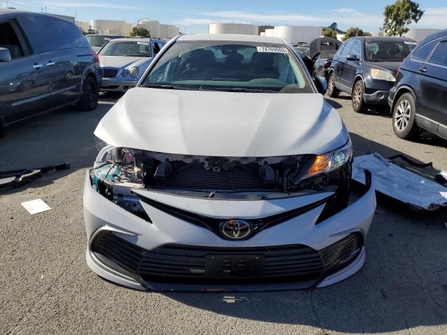 4T1C11AK5NU014245 - 2022 TOYOTA CAMRY LE WHITE photo 5