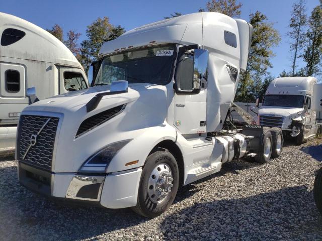 4V4NC9EH6NN314668 - 2022 VOLVO VN VNL WHITE photo 2