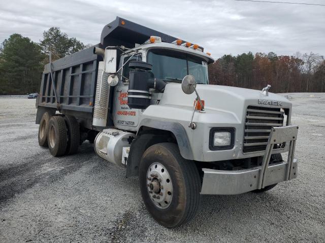 1M2P264C1YM030060 - 2000 MACK 600 RD600 WHITE photo 1