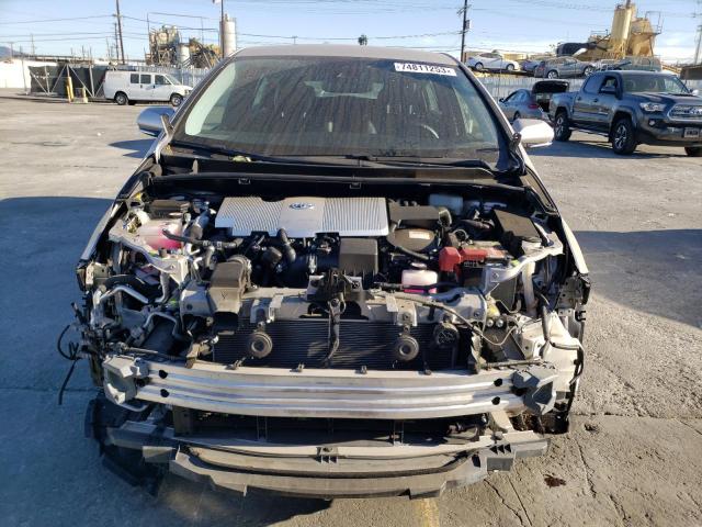 JTDKARFPXJ3075576 - 2018 TOYOTA PRIUS PRIM SILVER photo 5