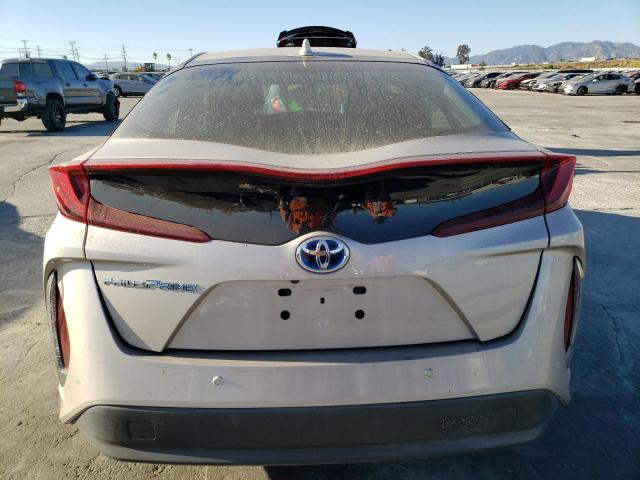 JTDKARFPXJ3075576 - 2018 TOYOTA PRIUS PRIM SILVER photo 6