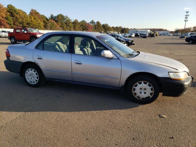 1HGCG65581A010742 - 2001 HONDA ACCORD LX SILVER photo 4