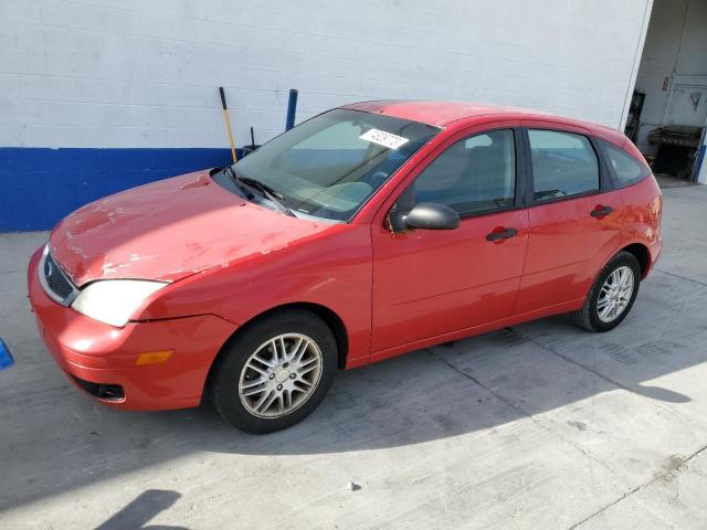 3FAFP37N65R105082 - 2005 FORD FOCUS ZX5 RED photo 1