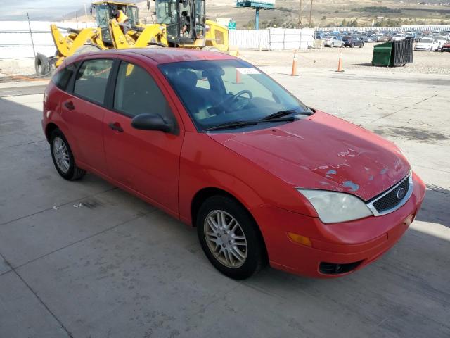 3FAFP37N65R105082 - 2005 FORD FOCUS ZX5 RED photo 4