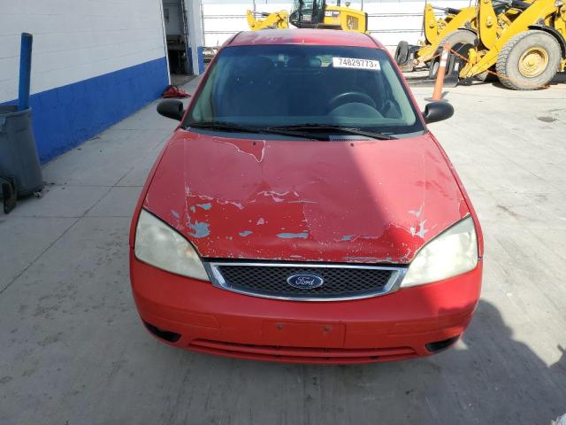 3FAFP37N65R105082 - 2005 FORD FOCUS ZX5 RED photo 5