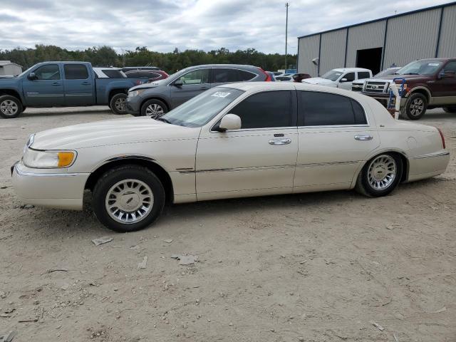 1LNHM83W4YY940428 - 2000 LINCOLN TOWN CARTIER CREAM photo 1