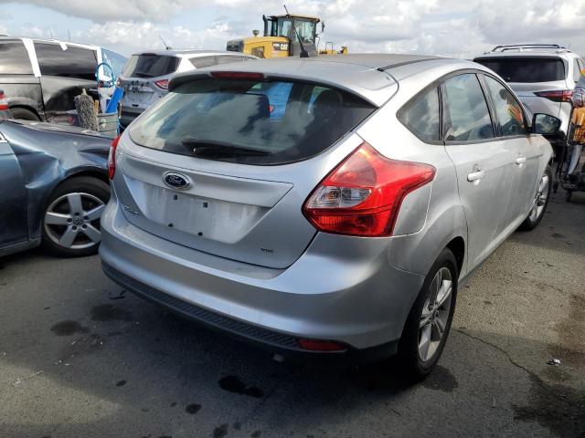 1FAHP3K27CL392398 - 2012 FORD FOCUS SE SILVER photo 3