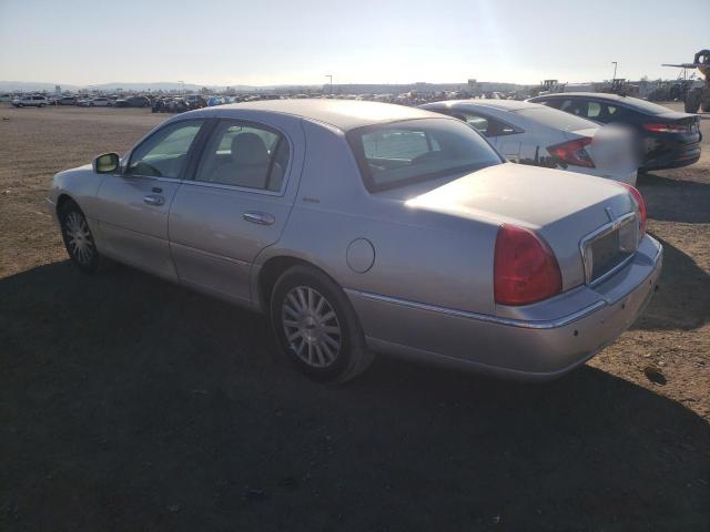 1LNHM81W94Y647637 - 2000 LINCOLN TOWN CAR EXECUTIVE SILVER photo 2