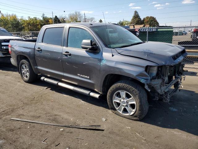 5TFDM5F1XGX066740 - 2016 TOYOTA TUNDRA CREWMAX SR5 GRAY photo 4