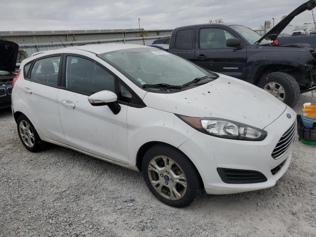 3FADP4EJXFM111138 - 2015 FORD FIESTA SE WHITE photo 4